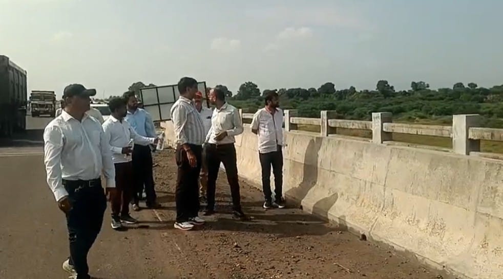 निरीक्षण करते अधिकारी