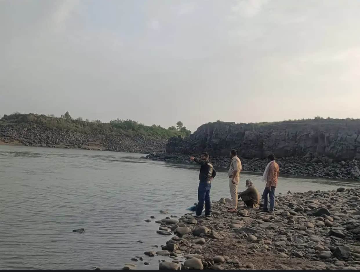 Indore News: Youth from Indore swept away in Narmada River at Maheshwar; brother screamed for help, but he cou