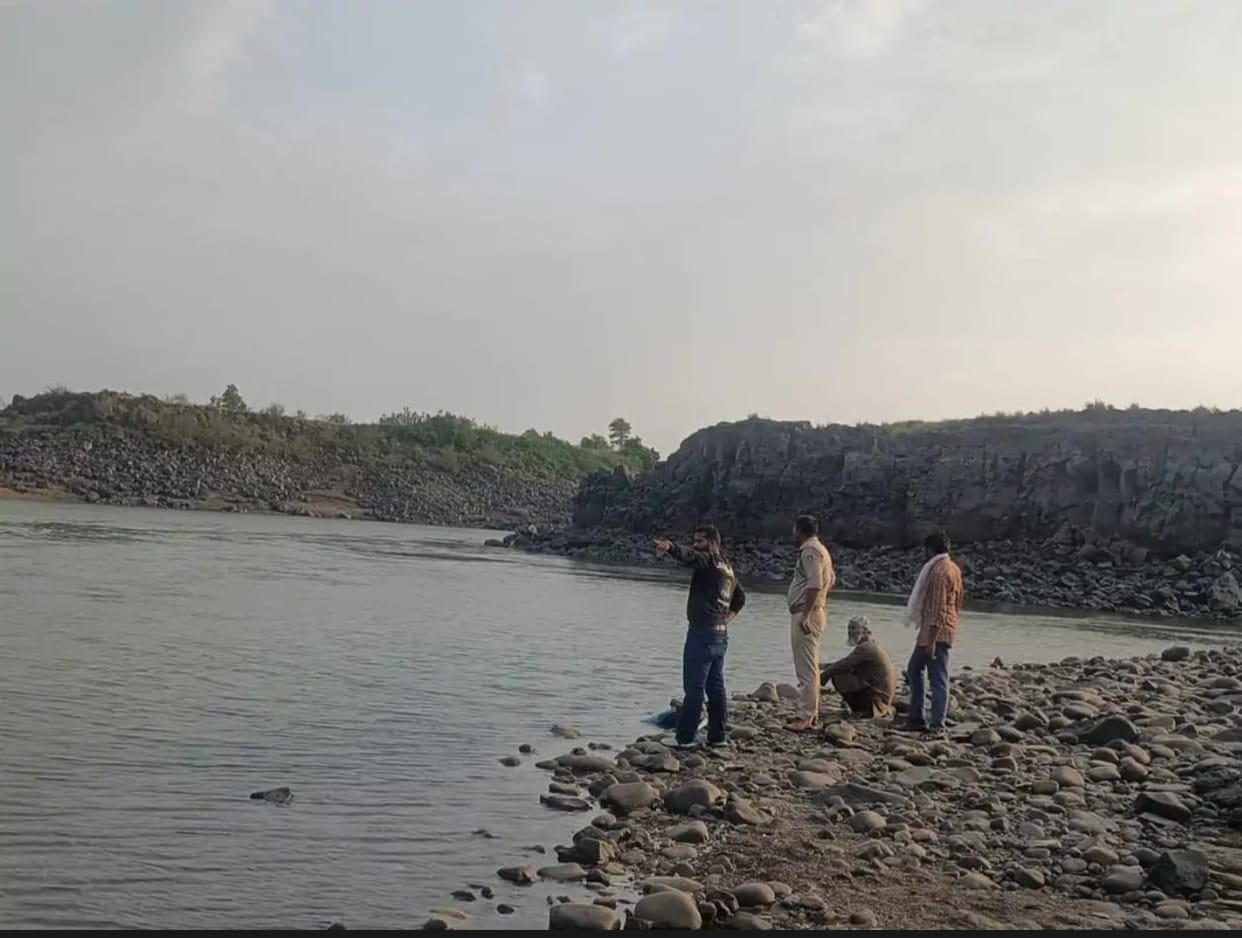 Indore News: Youth from Indore swept away in Narmada River at Maheshwar; brother screamed for help, but he cou