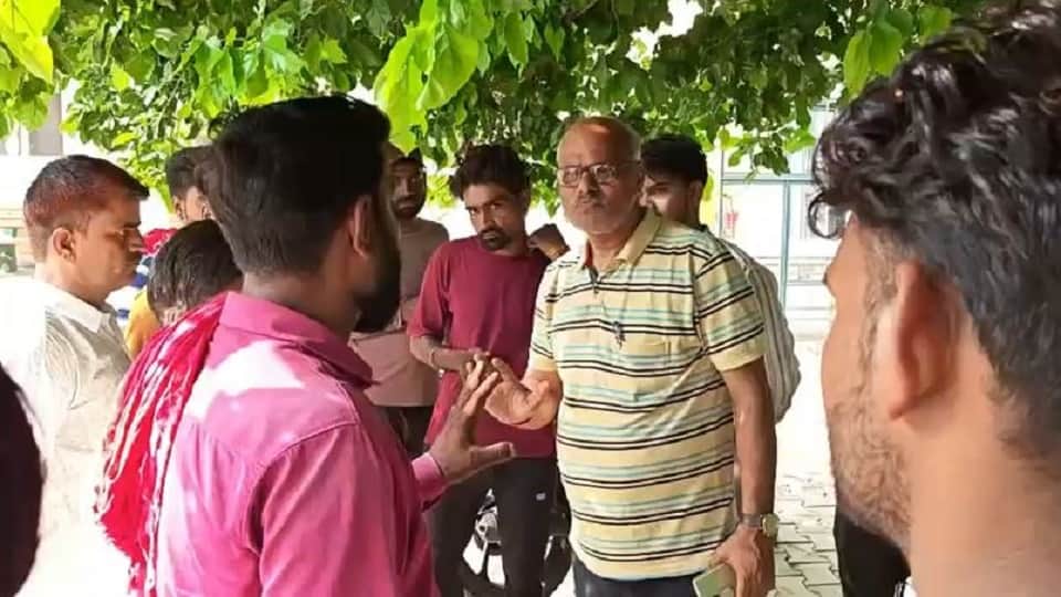 नवजात की माैत पर हंगामा करते परिजन।