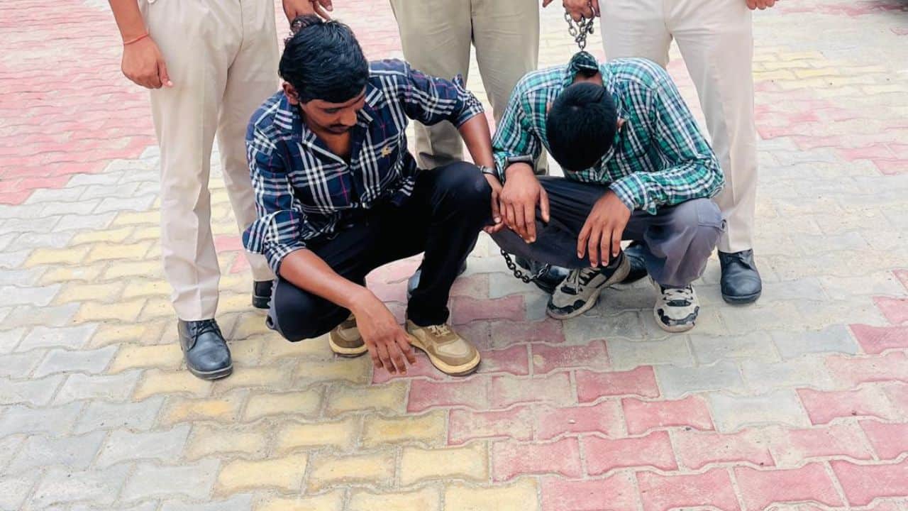 पुलिस की गिरफ्त में आरोपी।