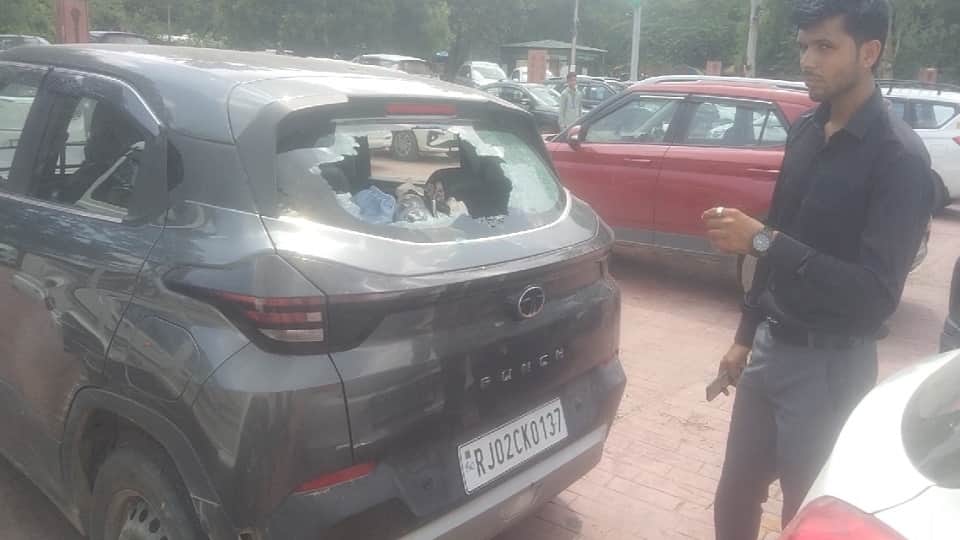 पर्यटक की कार का तोड़ दिया शीशा