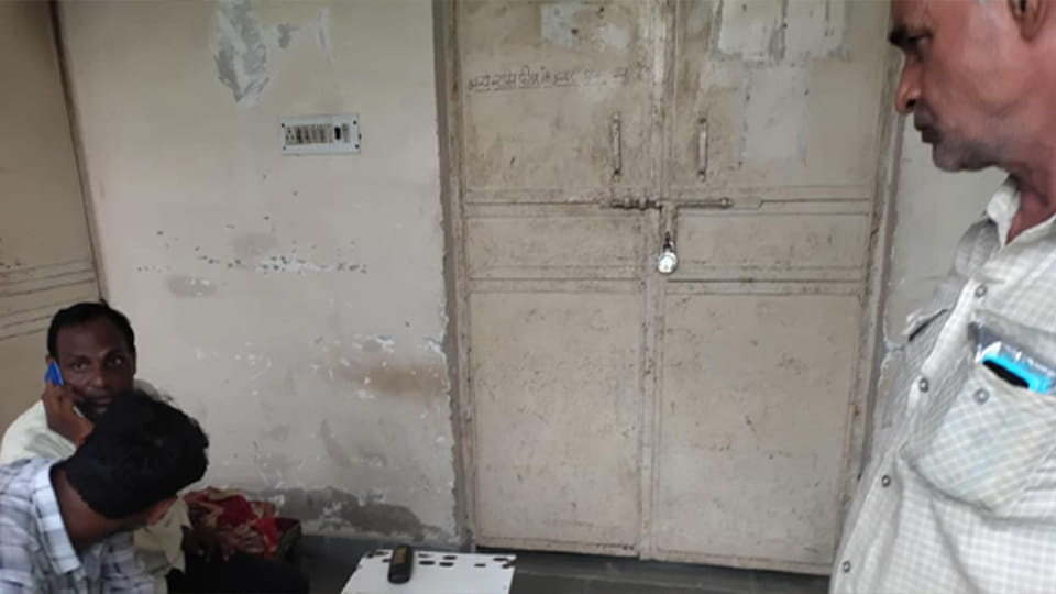 पावर हाउस पर जड़ा ताला