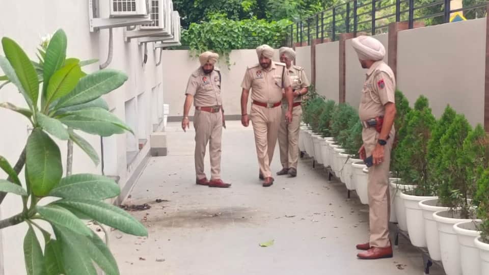 माैके पर जांच करते पुलिसकर्मी