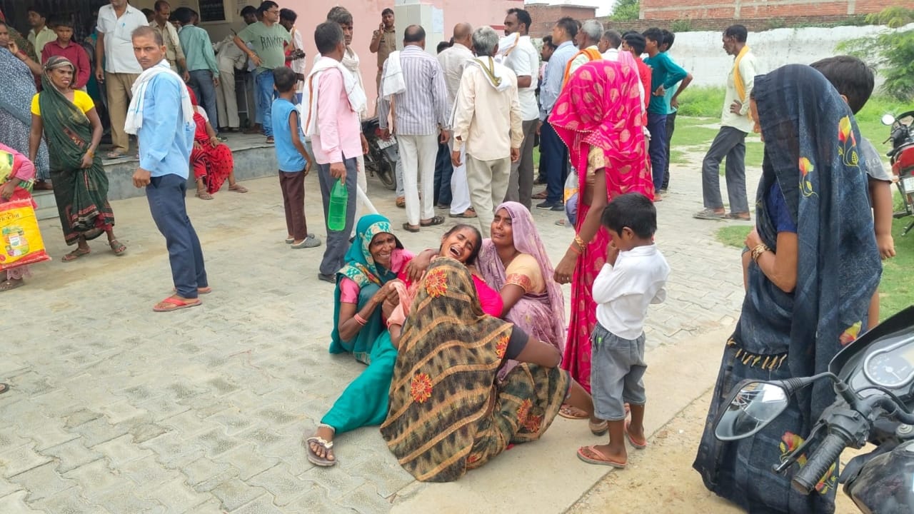 अस्पताल के बाहर रोते-बिलखते परिजन