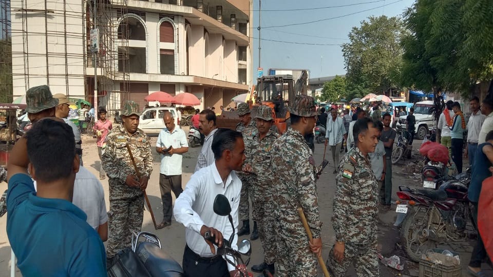 Agra Municipal Corporation team takes action against illegal Basai vegetable market