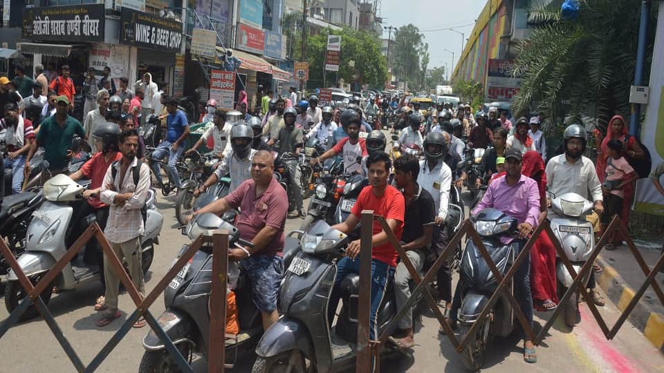 सीएम के काफिले के लिए थमा शहर