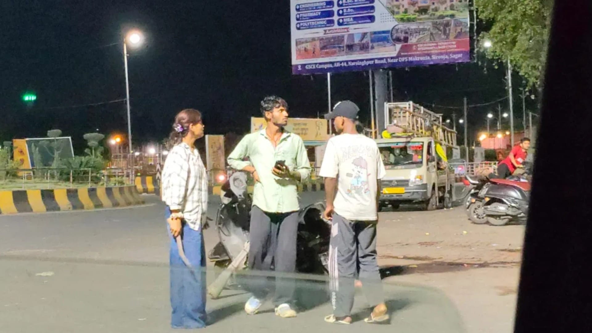 सागर के व्यस्त क्षेत्र में हथियार लेकर खड़ी युवती।