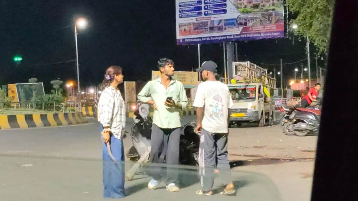 Youths create ruckus at Sagar bus stand; woman waves sharp weapon causing panic, video viral