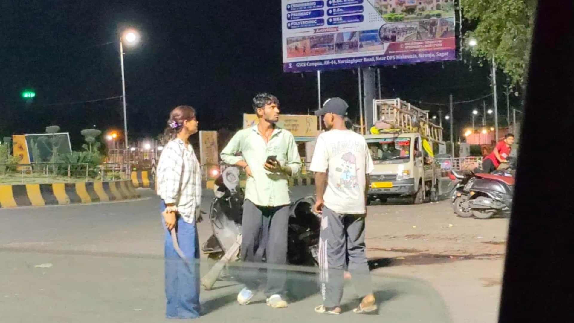 सागर के व्यस्त क्षेत्र में हथियार लेकर खड़ी युवती।