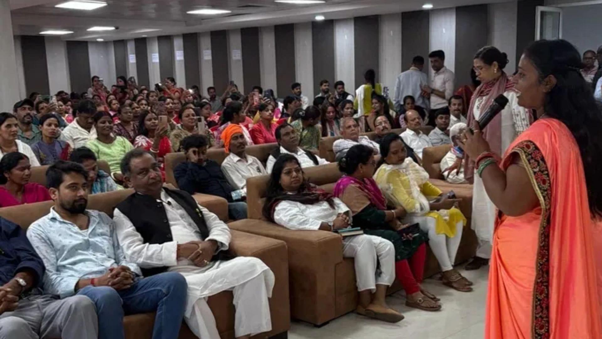 सखुआ महोत्सव की जानकारी देतीं रोशनी खलखो