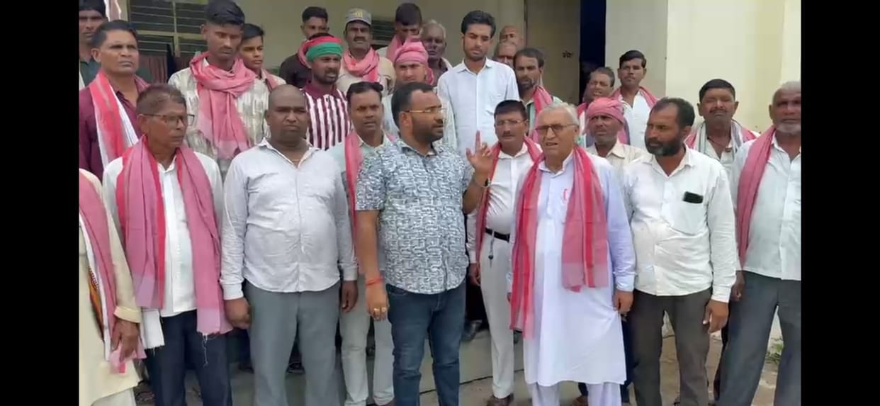 Kanpur Farmers enraged over lack of electricity besieged Kakwan substation submitted memorandum
