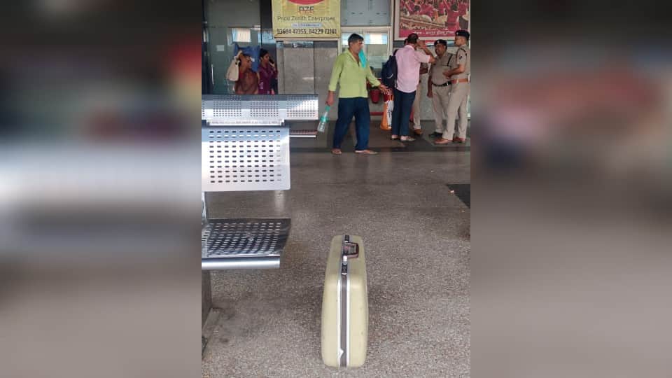 स्टेशन पर मिला लावारिस सूटकेस।