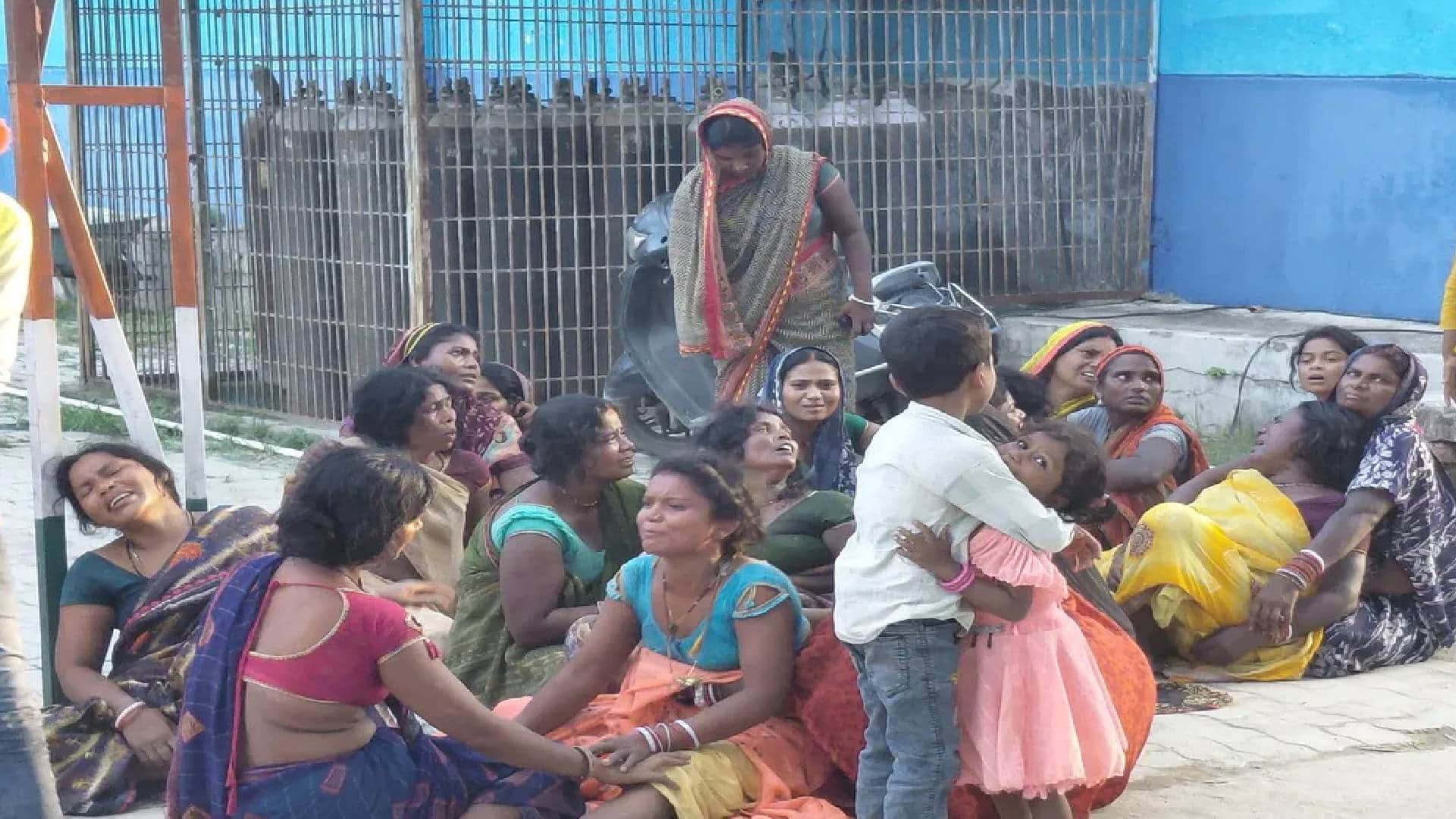 सदर अस्पताल में रोते बिलखते परिजन