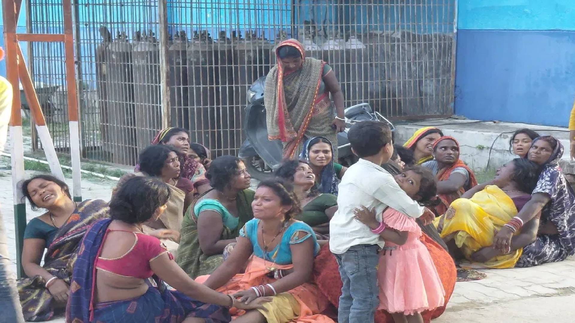 सदर अस्पताल में रोते बिलखते परिजन