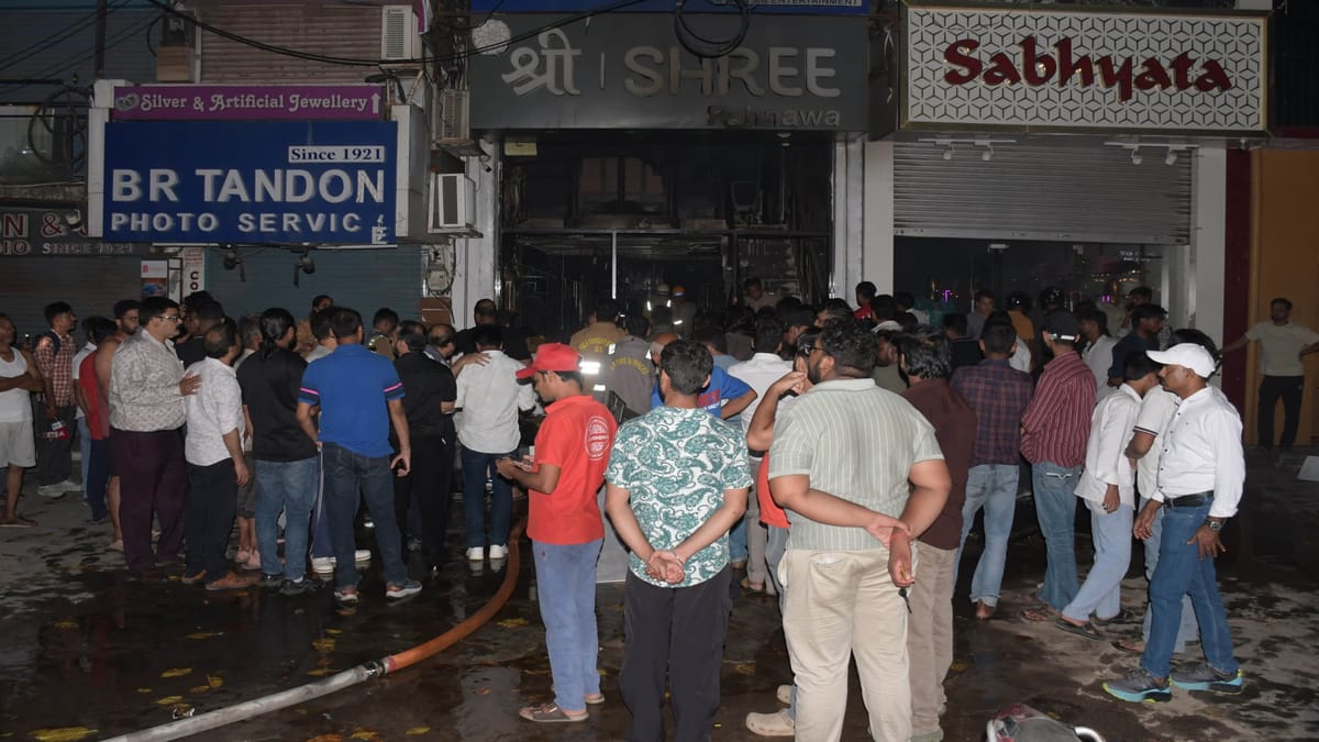 Prayagraj : सुभाष चौराहे पर कपड़े के शोरूम में आग, शीशा तोड़कर घुसी दमकल टीम
