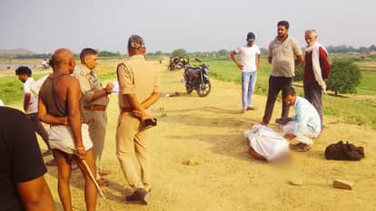 शव का पंचनामा करती पुलिस।