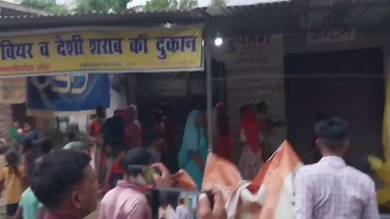 महिलाओं और बच्चों ने किया हंगामा