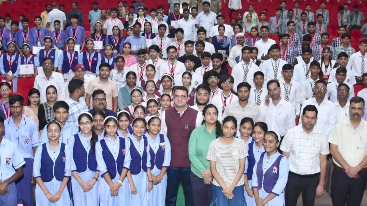 अफसरों ने मेधावी विद्यार्थियों को किया सम्मानित।
