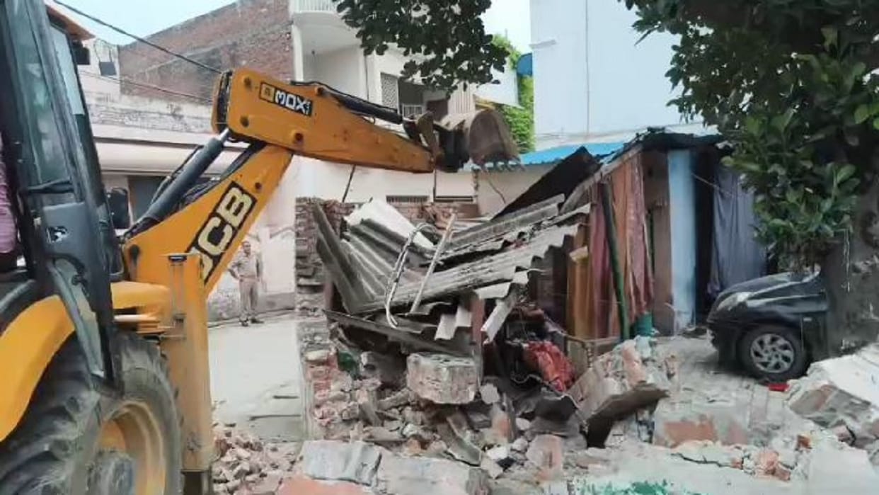 BDA bulldozer runs on Kamdhenu cowshed in Bareilly