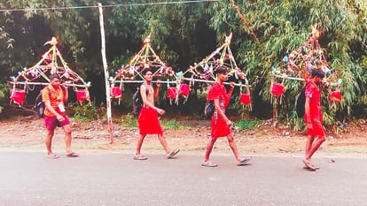 युवा कांवड़िए।