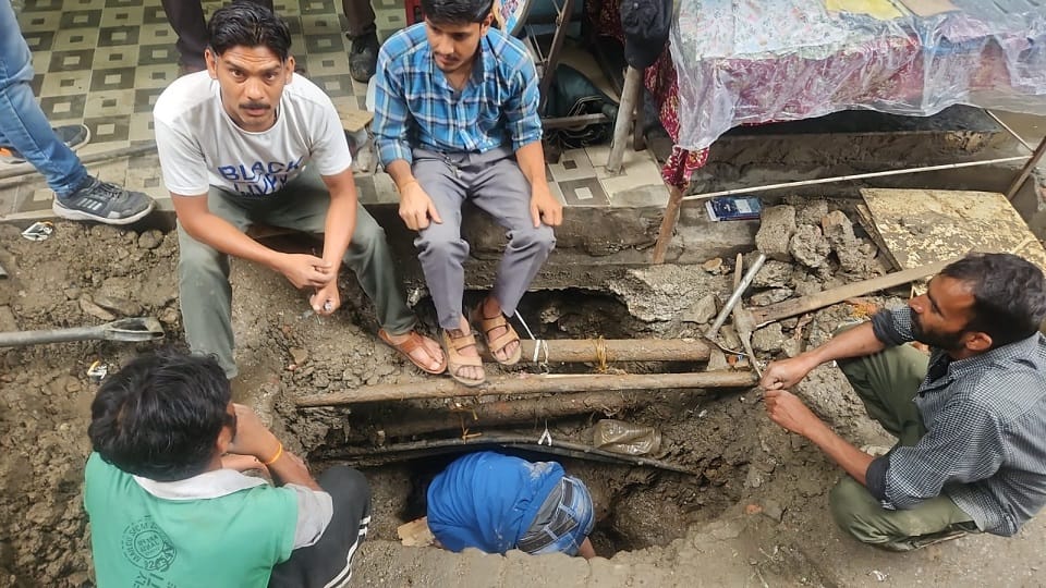 बावन सीढ़ी के पास फटी पेयजल लाइन को दुरुस्त करते श्रमिक।