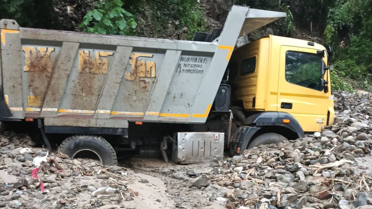 himachal heavy rain landslide flash flood damage road block