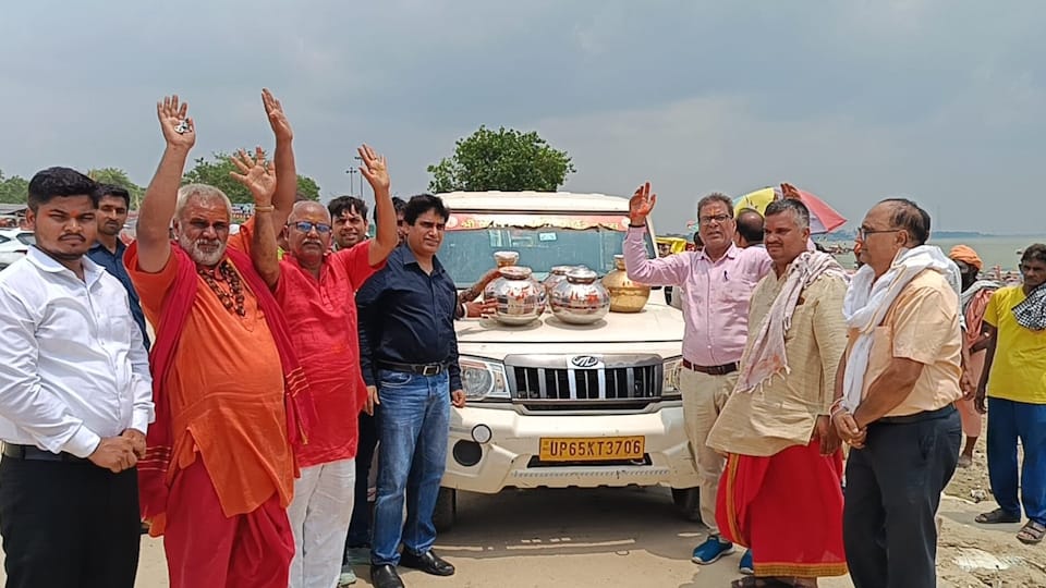 Devotees set out from Prayagraj Sangam with water to perform Jalabhishek of Baba Kashi Vishwanath