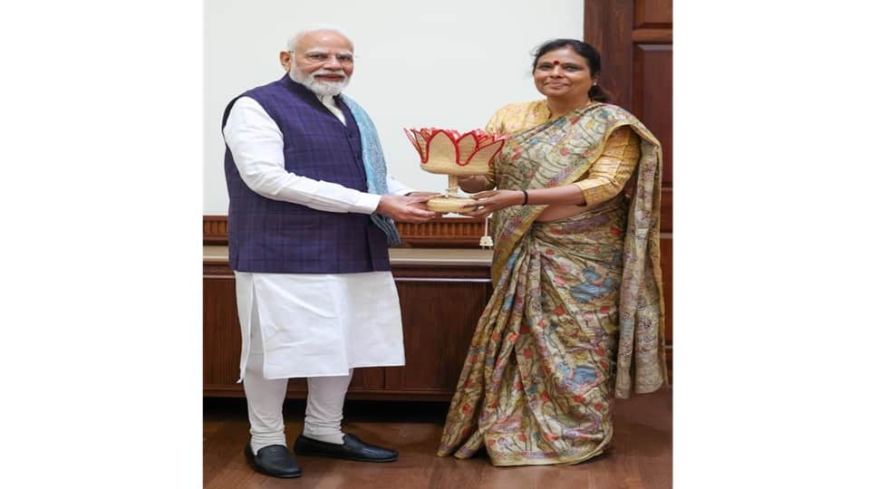 डॉ. अर्चना गुप्ता ने जूट से बना कमल का फूल देकर प्रधानमंत्री का किया अभिनंदन