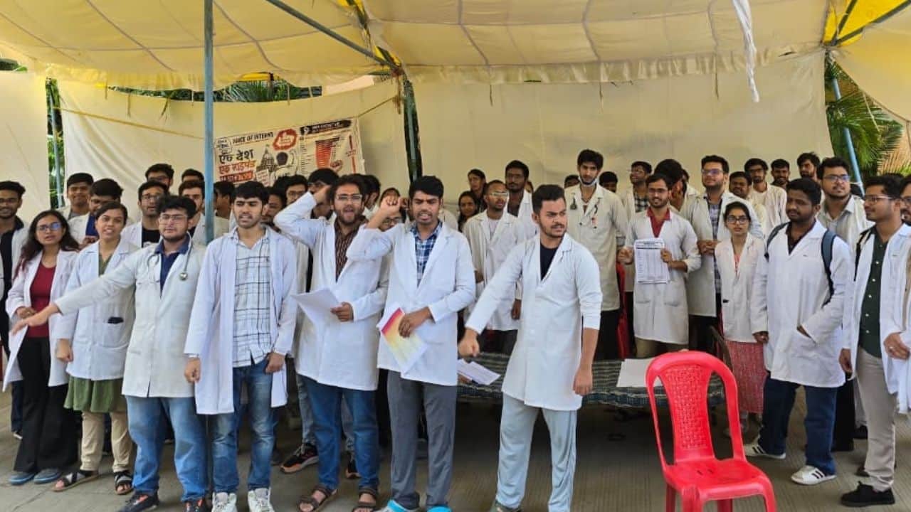 एमबीबीएस इंंटर्न्स की हड़ताल