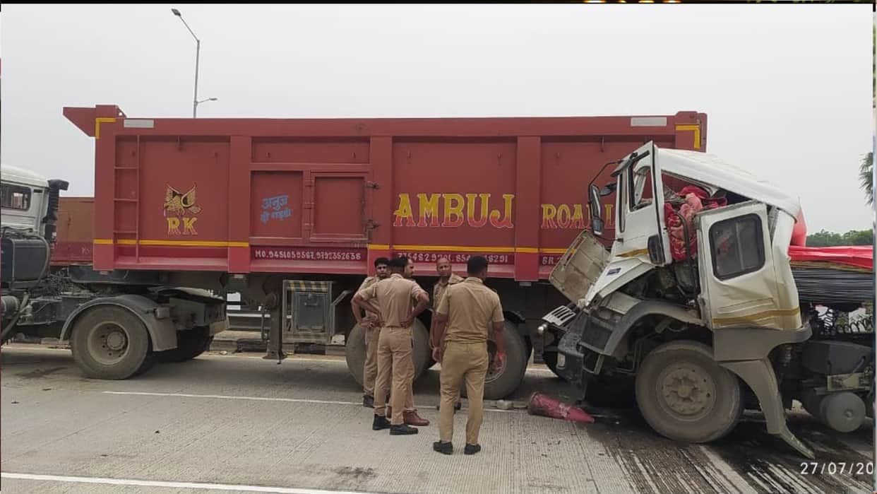 Trailer accident on Gorakhpur's Kahla flyover; one dead.