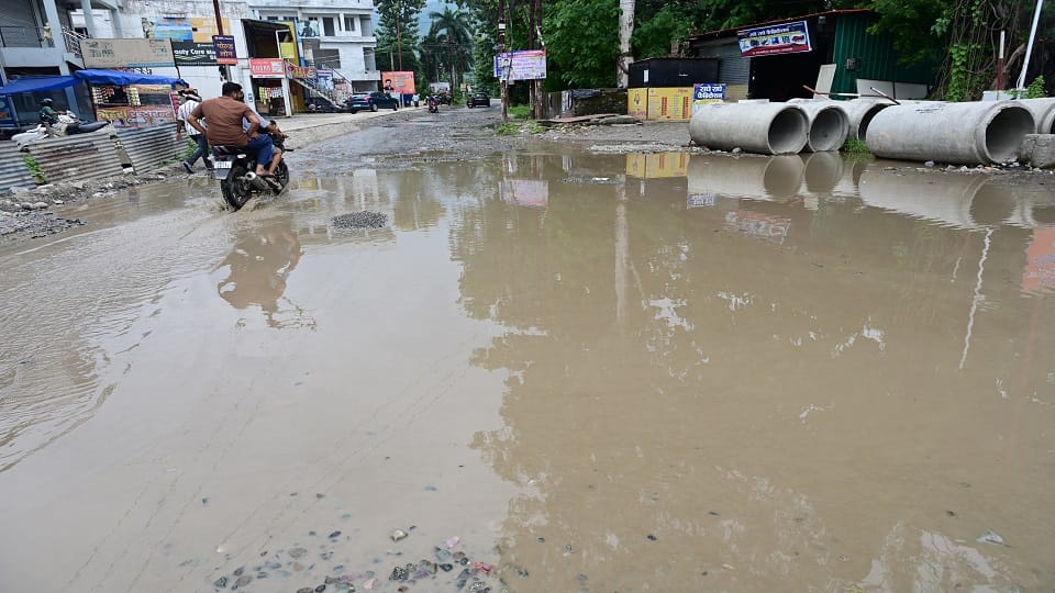 Waterlogging on roads due to rain in haldwani