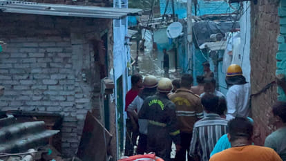 Kanpur: More than 8 mud houses collapsed due to rain in Jajmau; several people were trapped