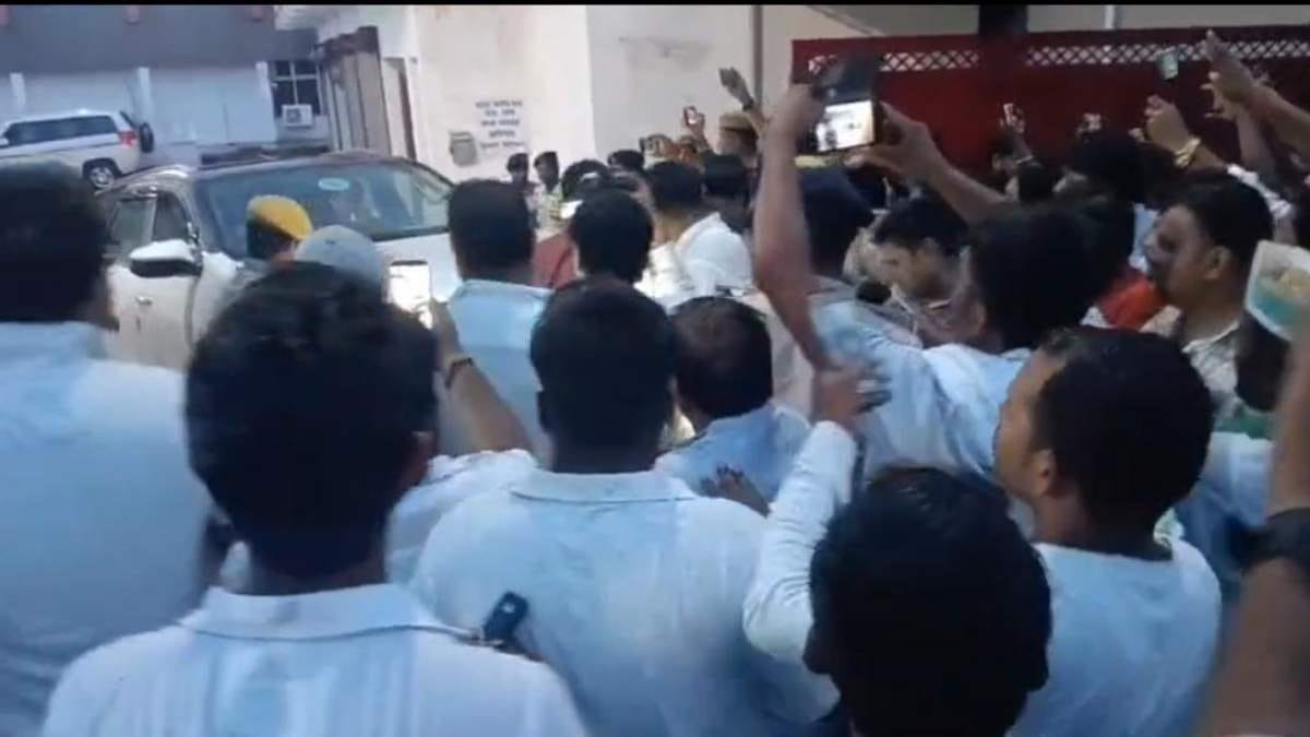 जश्न मनाते हुए समर्थक