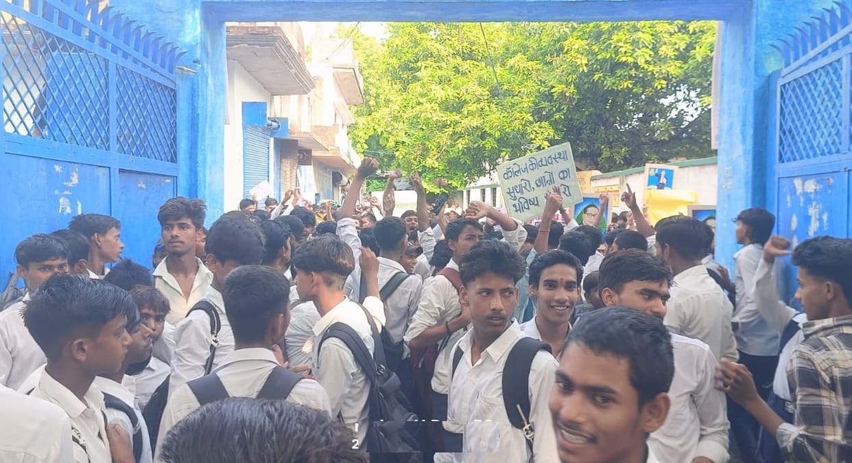 Fatehpur Students at Sarvodaya Inter College erupted in anger protested over electricity and drinking water