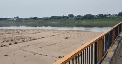 Kanpur Major relief for villages in Katri area of Ghatampur Yamuna river bed is dry this year
