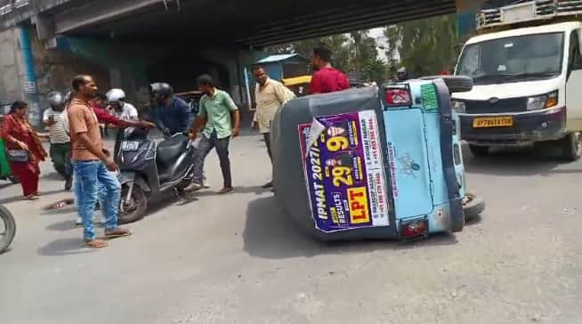 Kanpur Auto rickshaw hits scooter injured student hospitalized driver taken into custody by police