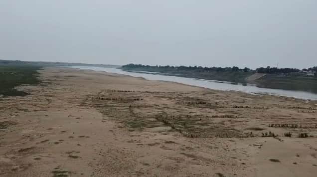 Kanpur Major relief for villages in Katri area of Ghatampur Yamuna river bed is dry this year