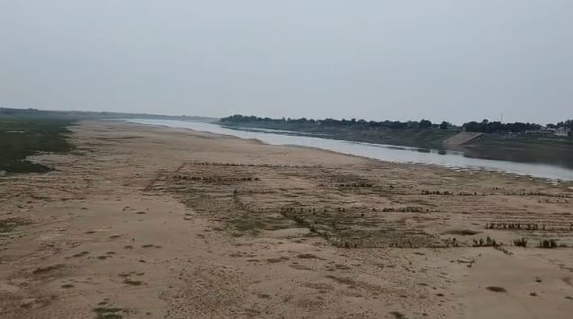 Kanpur Major relief for villages in Katri area of Ghatampur Yamuna river bed is dry this year