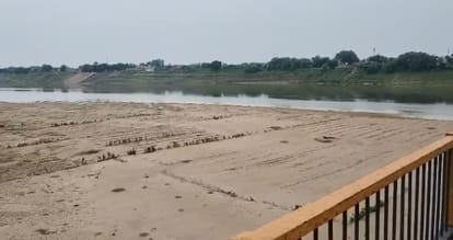 Kanpur Major relief for villages in Katri area of Ghatampur Yamuna river bed is dry this year