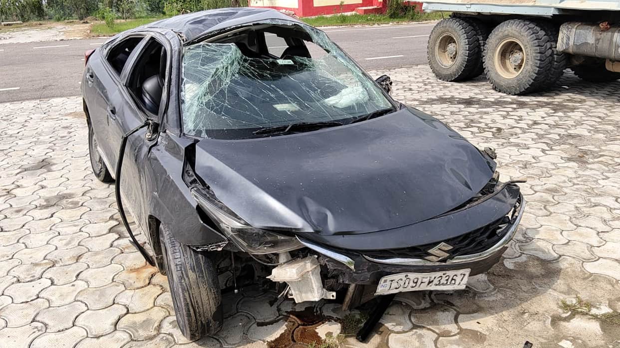 Banda Accident on Bundelkhand Expressway car overturns after hitting the railing one dead and three injured