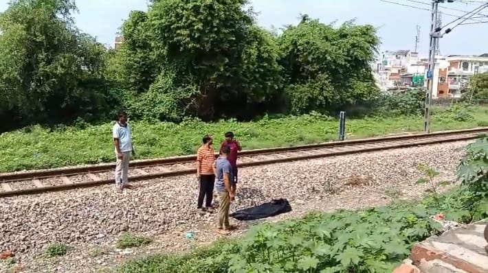Kanpur Accident near Gurudev Metro Station youth died after being run over by a train family inconsolable