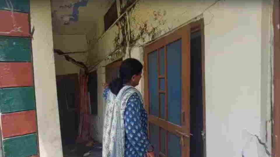 Karnaprayag DM holds talks with land subsidence affected residents over 35 agree to relocation