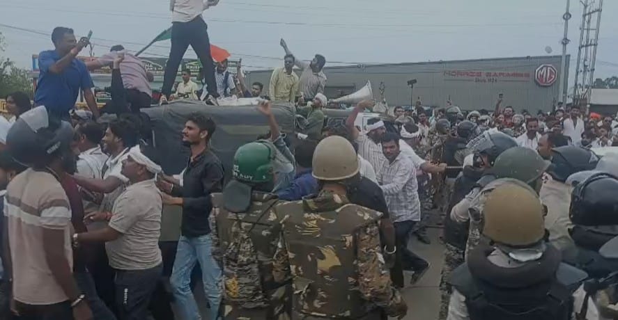 किसानों की पुलिस से झड़प