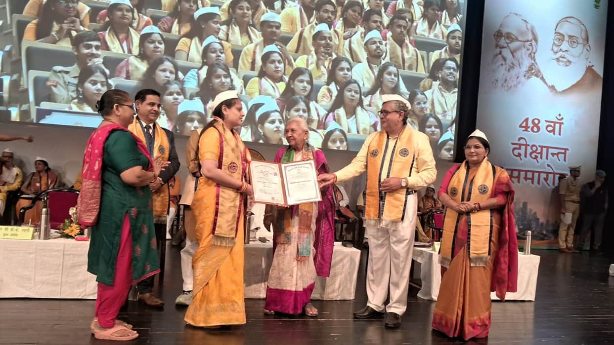 Governor Anandiben Patel awards 82 medals to 53 meritorious students at Kashi Vidyapith Convocation Ceremony