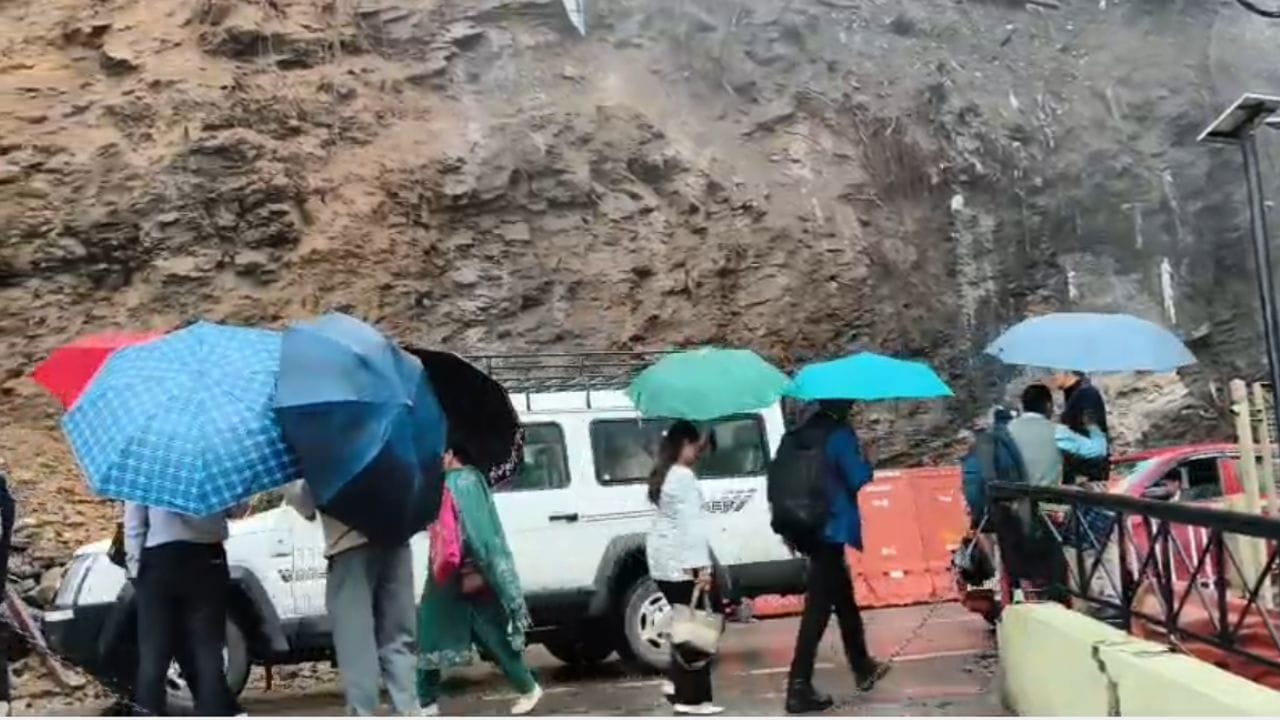 himachal heavy rain landslide flash flood damage road block