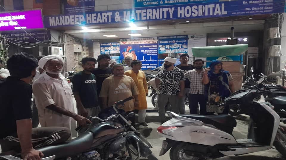 Shopkeeper struck on neck with a billhook in broad daylight attackers fled while brandishing weapon in Haryan