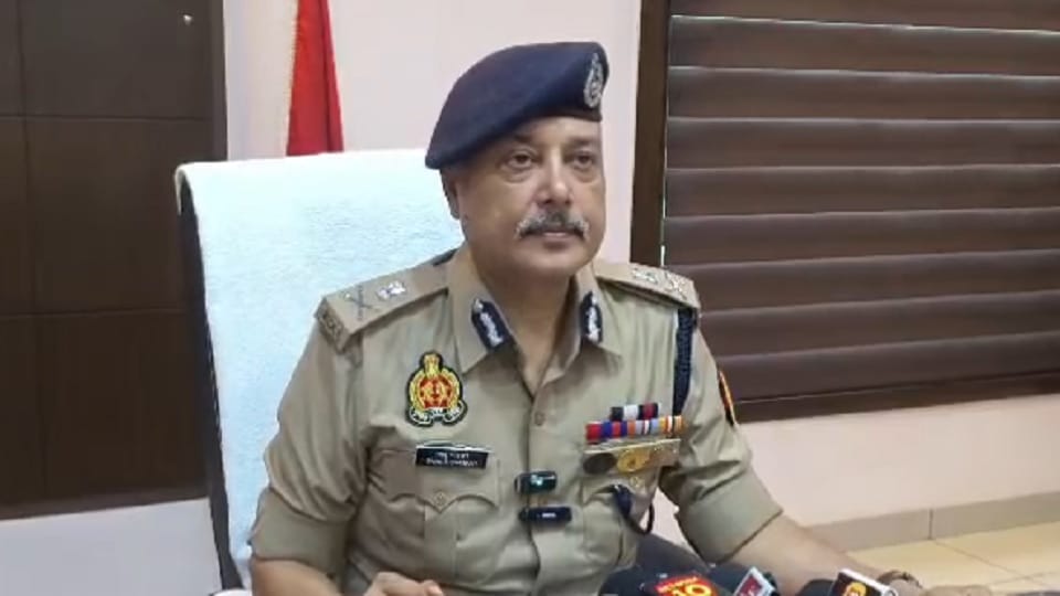 मेरठ में कांवड़ यात्रा को लेकर जानकारी देते एडीजी भानु भास्कर।