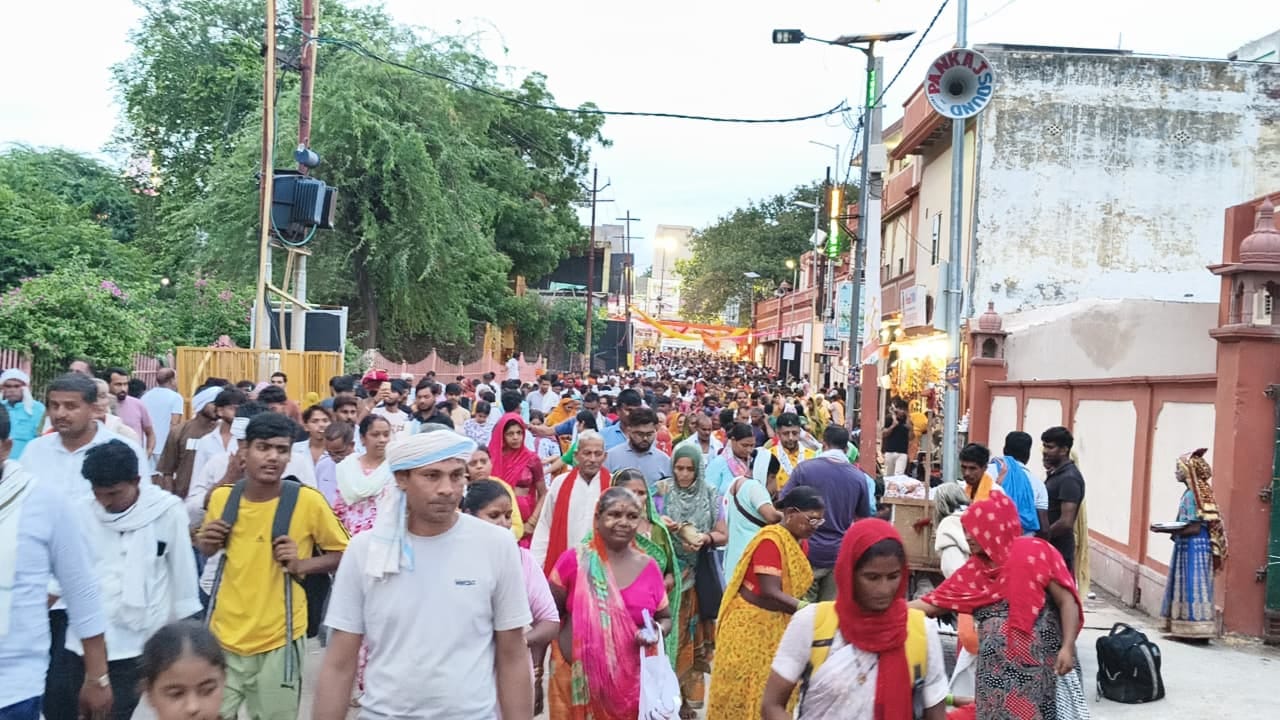 Sea of Devotees Flocks to Govardhan Ahead of Mudiya Purnima