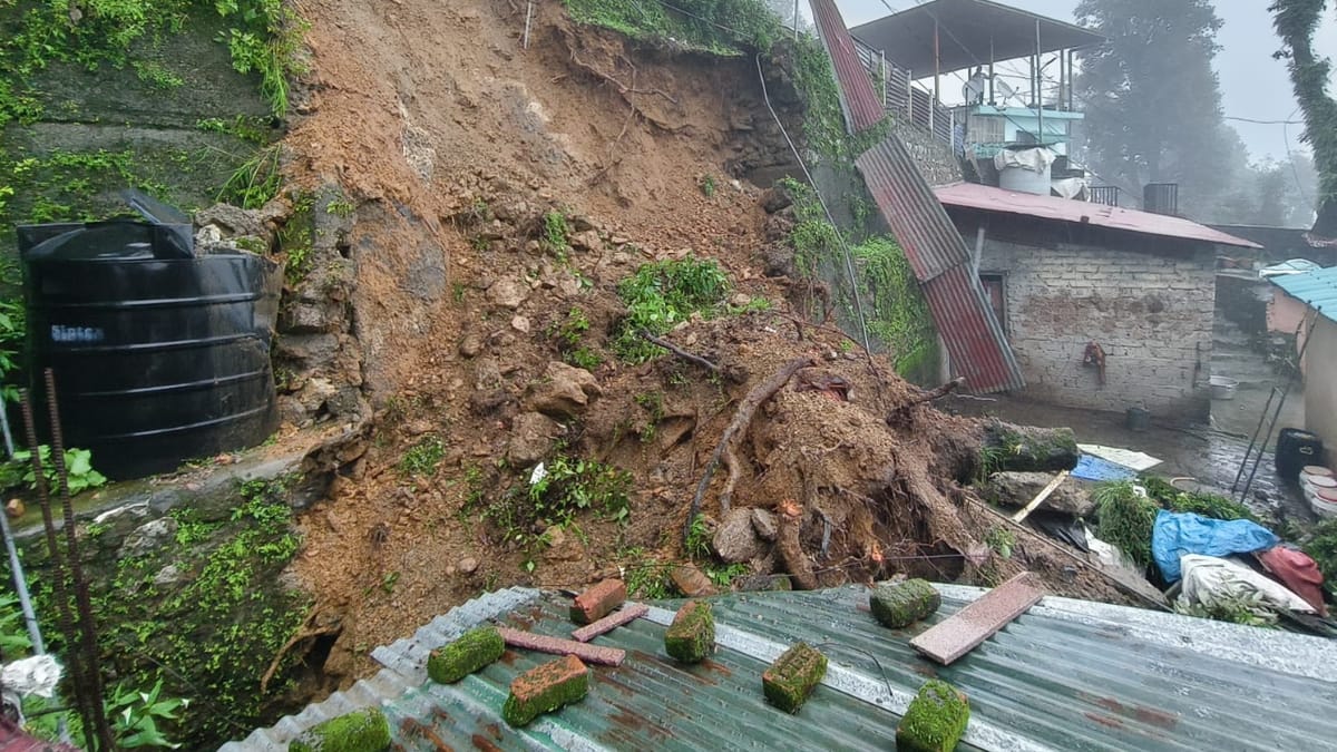 Mussoorie: बारिश के बाद मकान की छत पर भरभराकर गिरे पेड़, नदियों के उफान पर आने से आवाजाही हुई बाधित